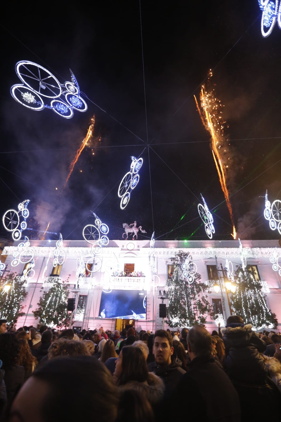 Desde los minutos previos al arranque hasta su llegada al Ayutamiento de Granada, aquí tienes todas las imágenes de la noche más mágica de la Navidad