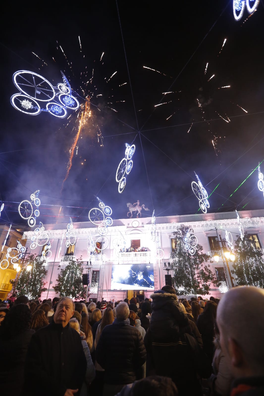 Desde los minutos previos al arranque hasta su llegada al Ayutamiento de Granada, aquí tienes todas las imágenes de la noche más mágica de la Navidad