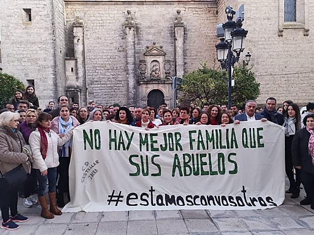 Concentración a las puertas del Ayuntamiento de Castellar.
