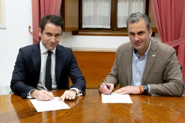 Teodoro García Egea y Javier Ortega Smith cuando firmaron el acuerdo para la constitución del Parlamento. 