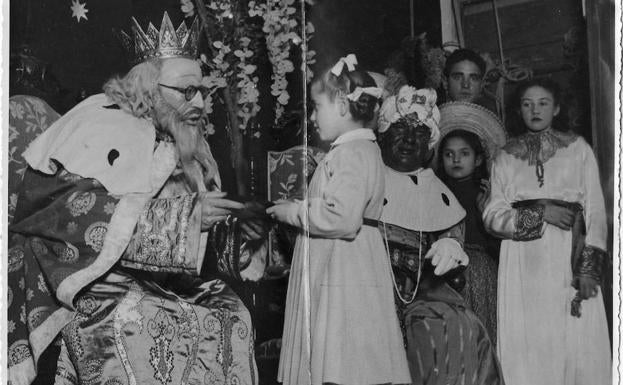 Una niña recibe su regalo en la cabalgata de Granada de 1949 