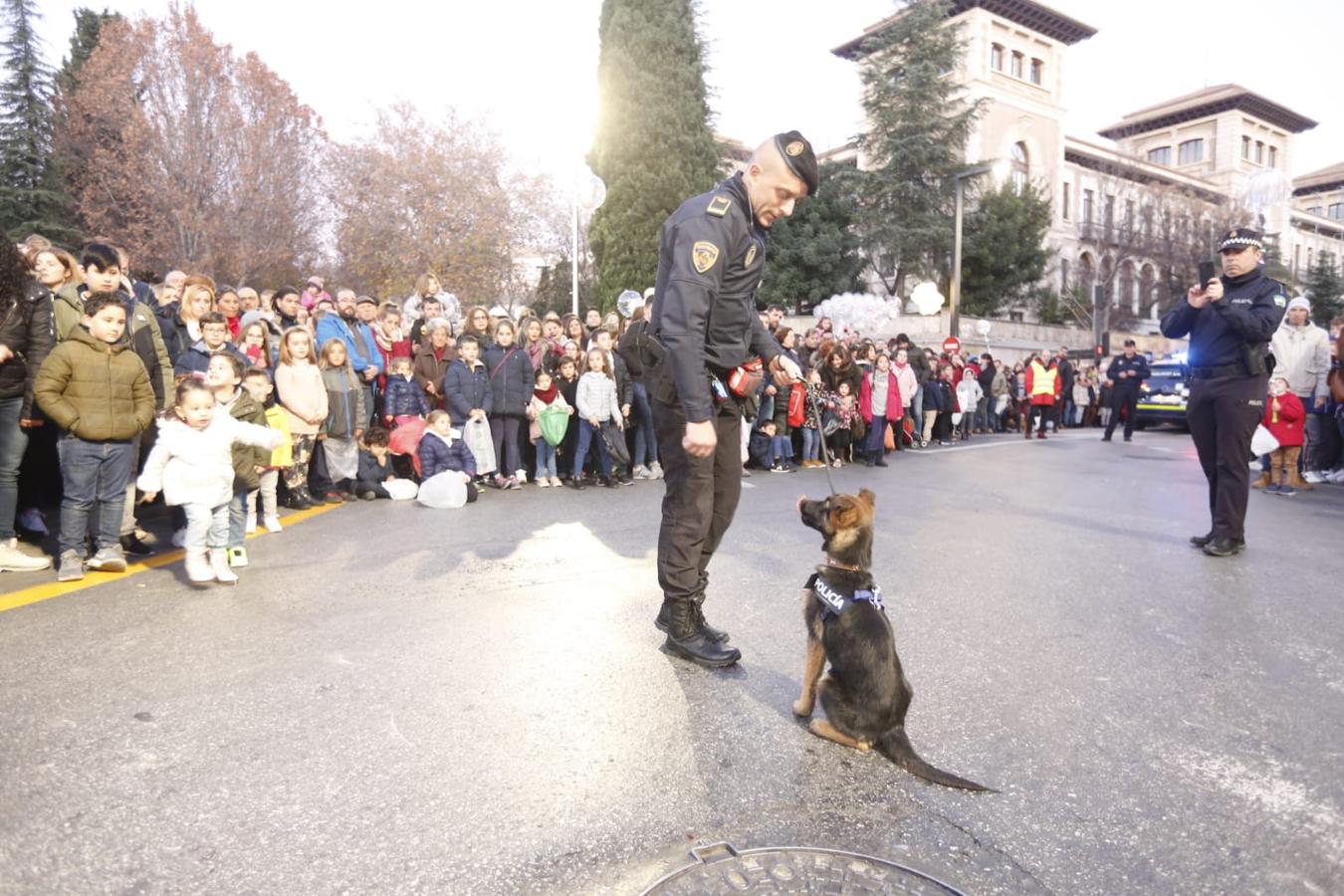 Fotos: La cabalgata de los Reyes Magos sale a las calles de Granada