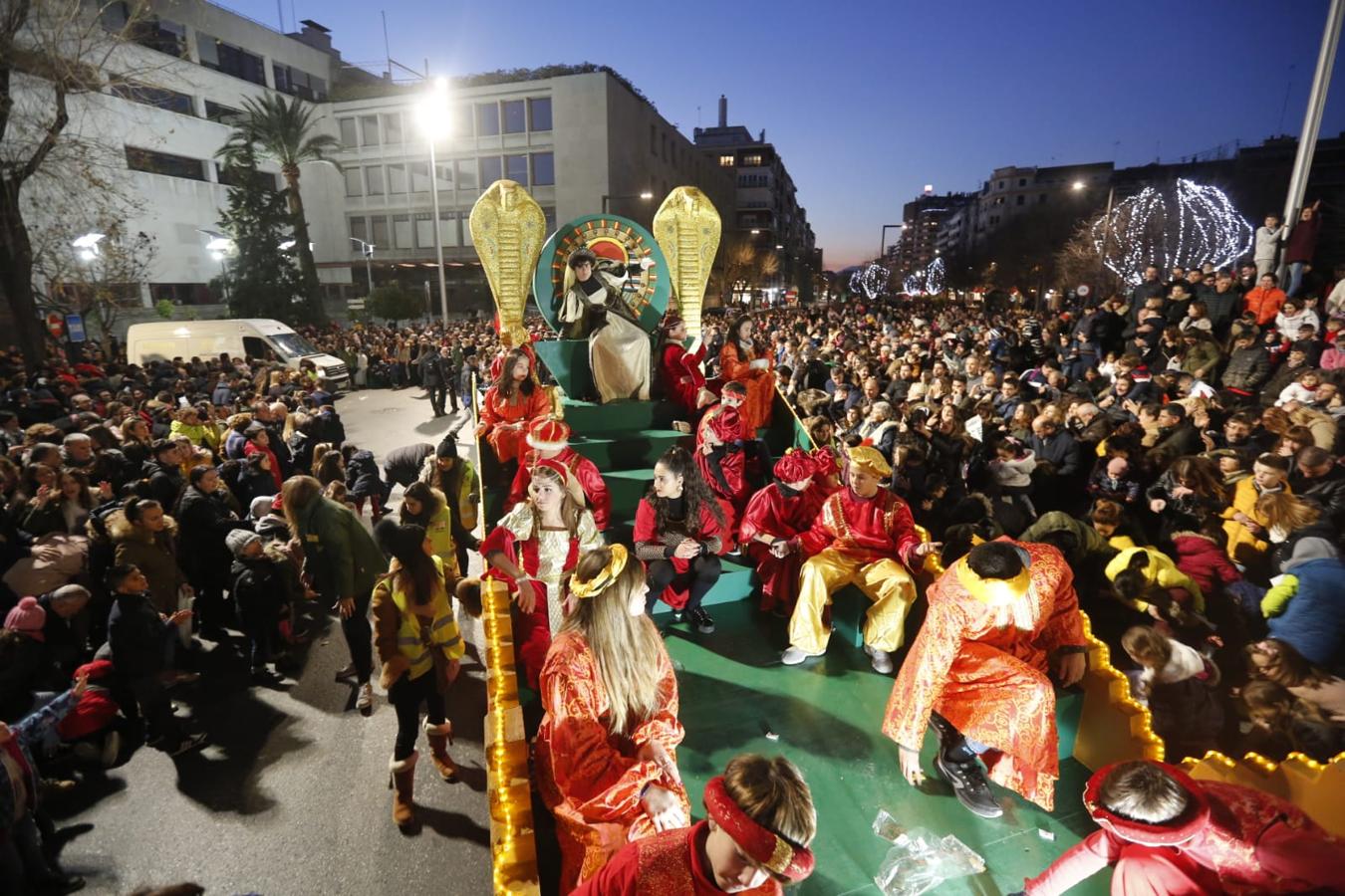 Fotos: La cabalgata de los Reyes Magos sale a las calles de Granada