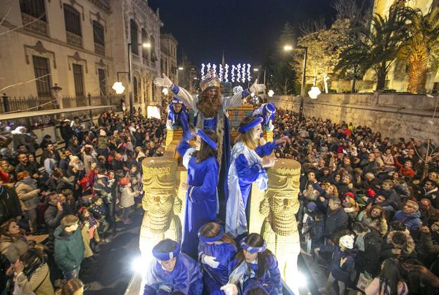 El Rey Gaspar y sus ayudantes saludan a la multitud congregada en Gran Vía.