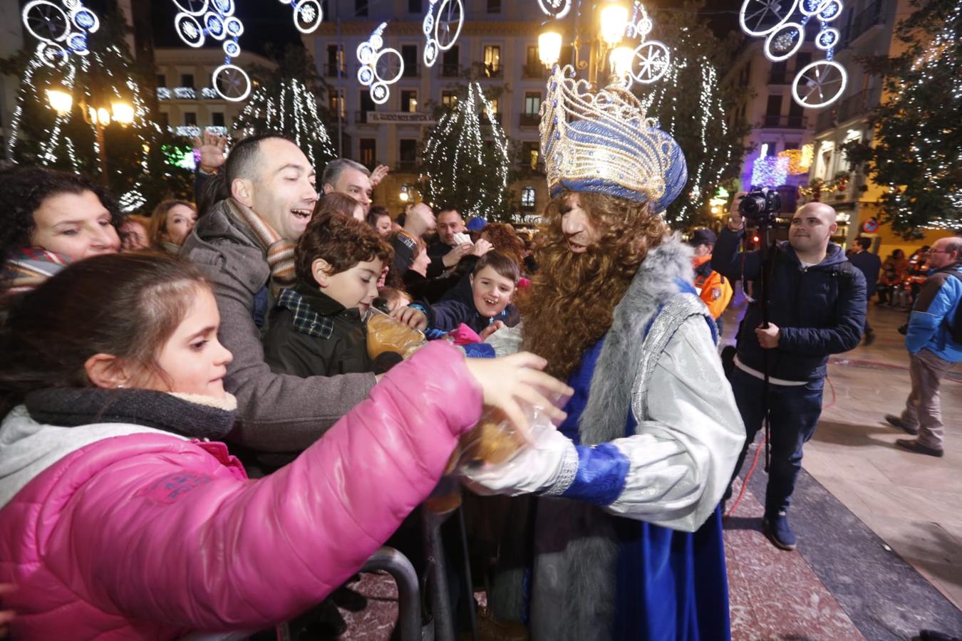 Desde los minutos previos al arranque hasta su llegada al Ayutamiento de Granada, aquí tienes todas las imágenes de la noche más mágica de la Navidad