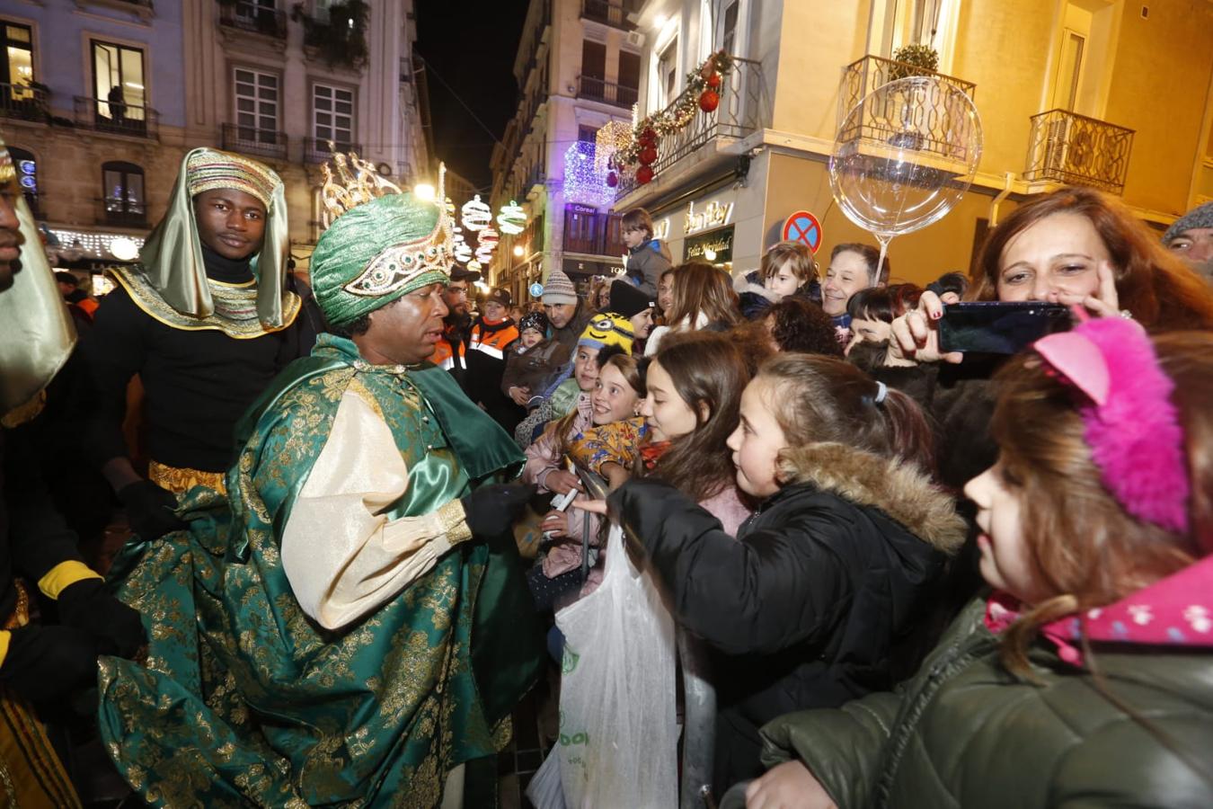 Desde los minutos previos al arranque hasta su llegada al Ayutamiento de Granada, aquí tienes todas las imágenes de la noche más mágica de la Navidad