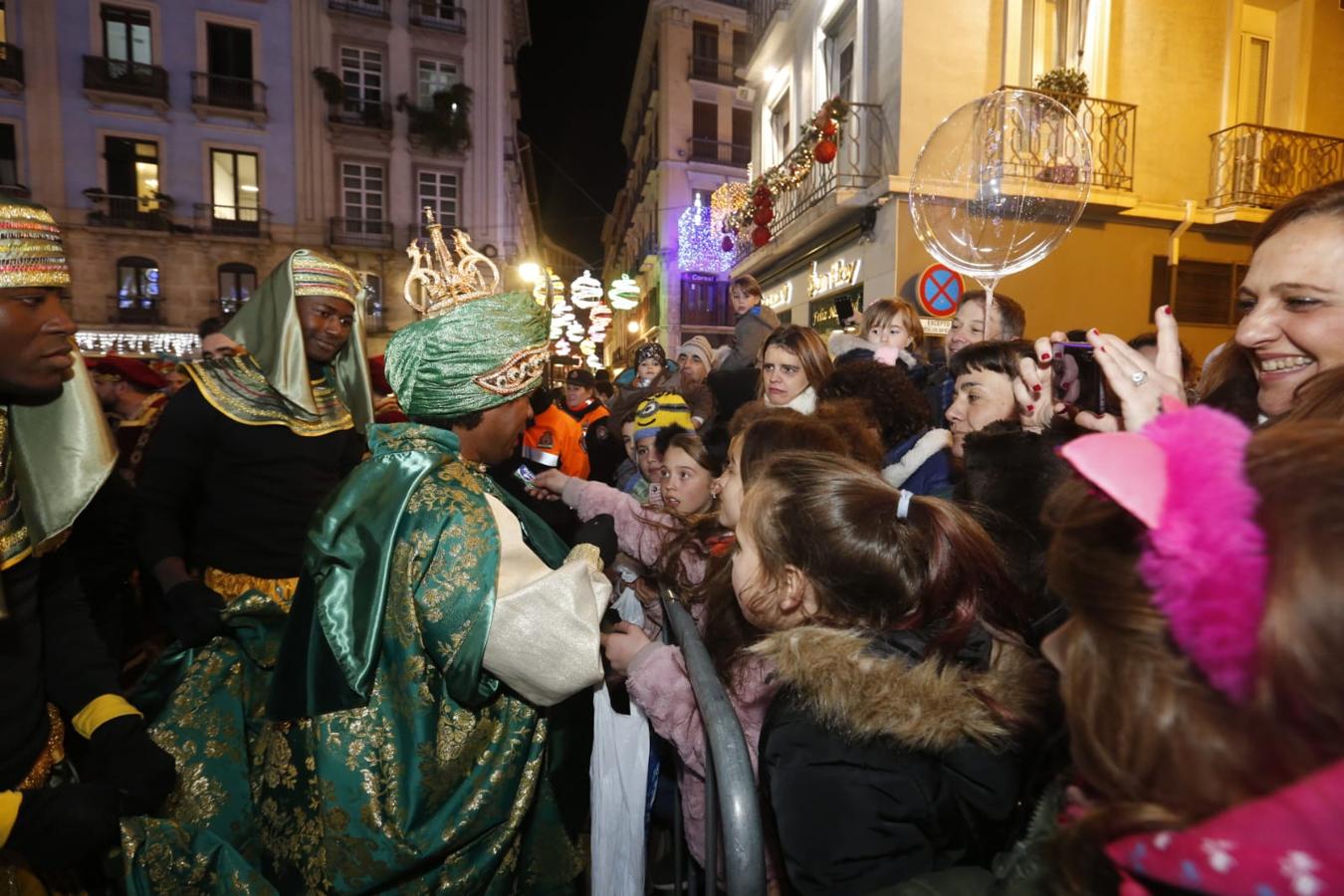 Desde los minutos previos al arranque hasta su llegada al Ayutamiento de Granada, aquí tienes todas las imágenes de la noche más mágica de la Navidad