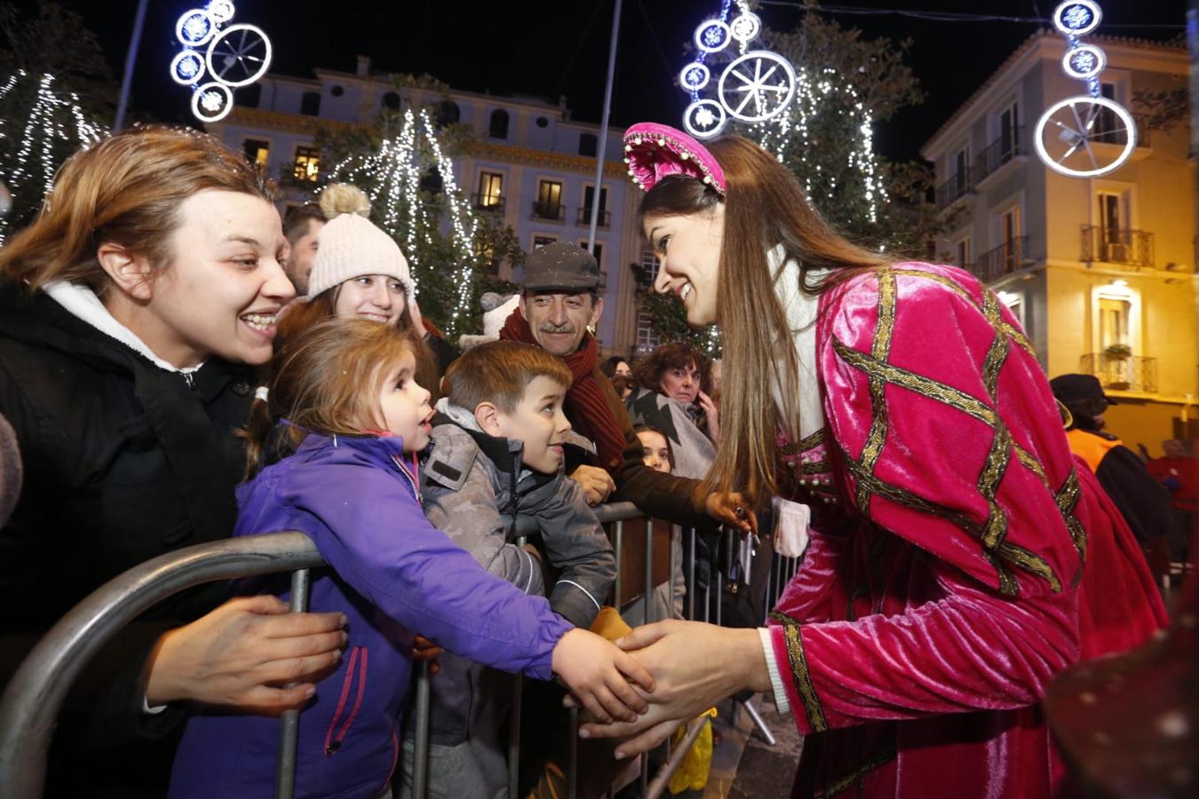 Desde los minutos previos al arranque hasta su llegada al Ayutamiento de Granada, aquí tienes todas las imágenes de la noche más mágica de la Navidad