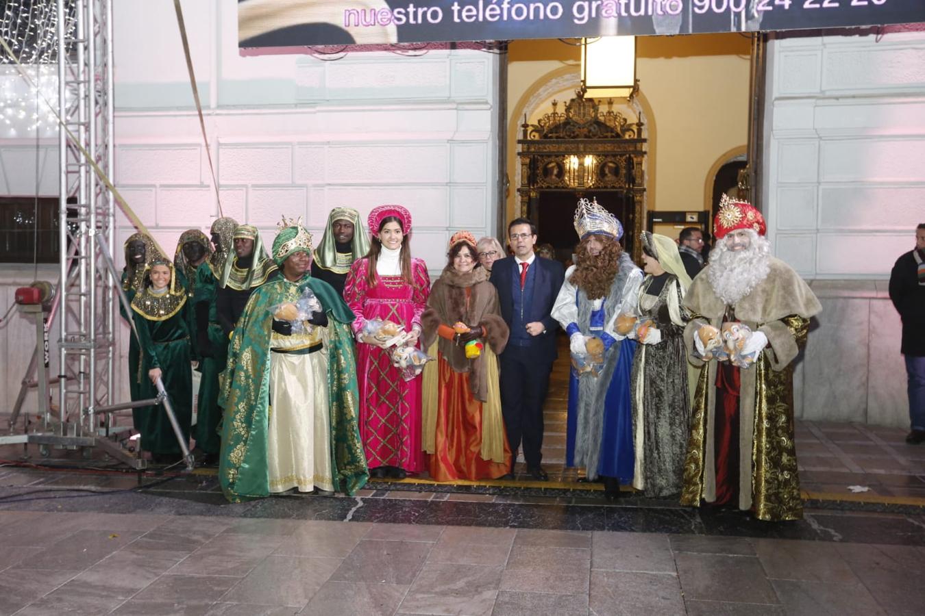 Desde los minutos previos al arranque hasta su llegada al Ayutamiento de Granada, aquí tienes todas las imágenes de la noche más mágica de la Navidad