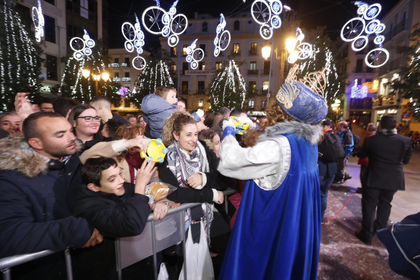 Desde los minutos previos al arranque hasta su llegada al Ayutamiento de Granada, aquí tienes todas las imágenes de la noche más mágica de la Navidad