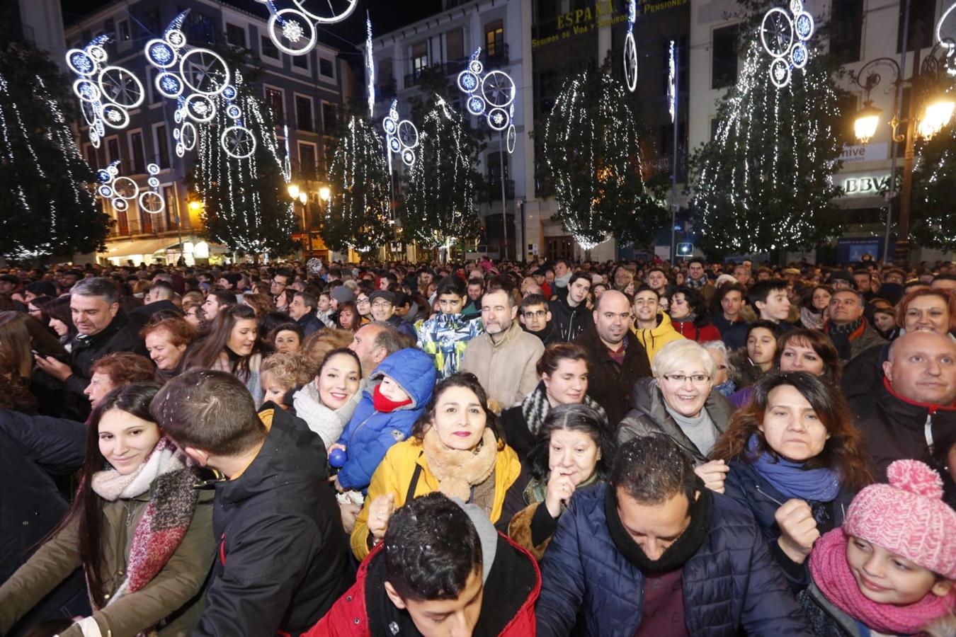 Desde los minutos previos al arranque hasta su llegada al Ayutamiento de Granada, aquí tienes todas las imágenes de la noche más mágica de la Navidad