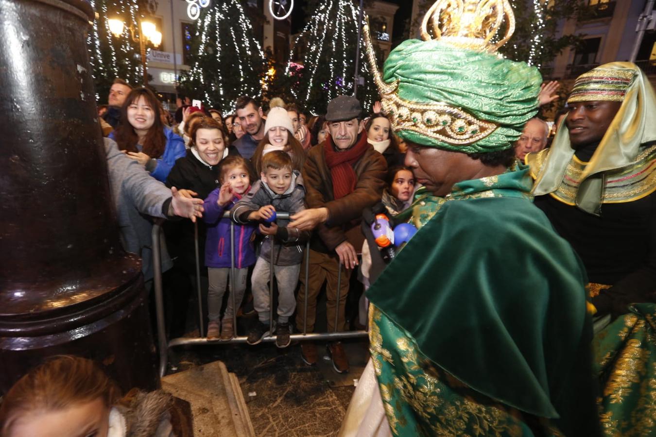 Desde los minutos previos al arranque hasta su llegada al Ayutamiento de Granada, aquí tienes todas las imágenes de la noche más mágica de la Navidad