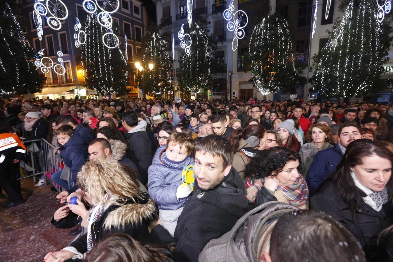 Desde los minutos previos al arranque hasta su llegada al Ayutamiento de Granada, aquí tienes todas las imágenes de la noche más mágica de la Navidad