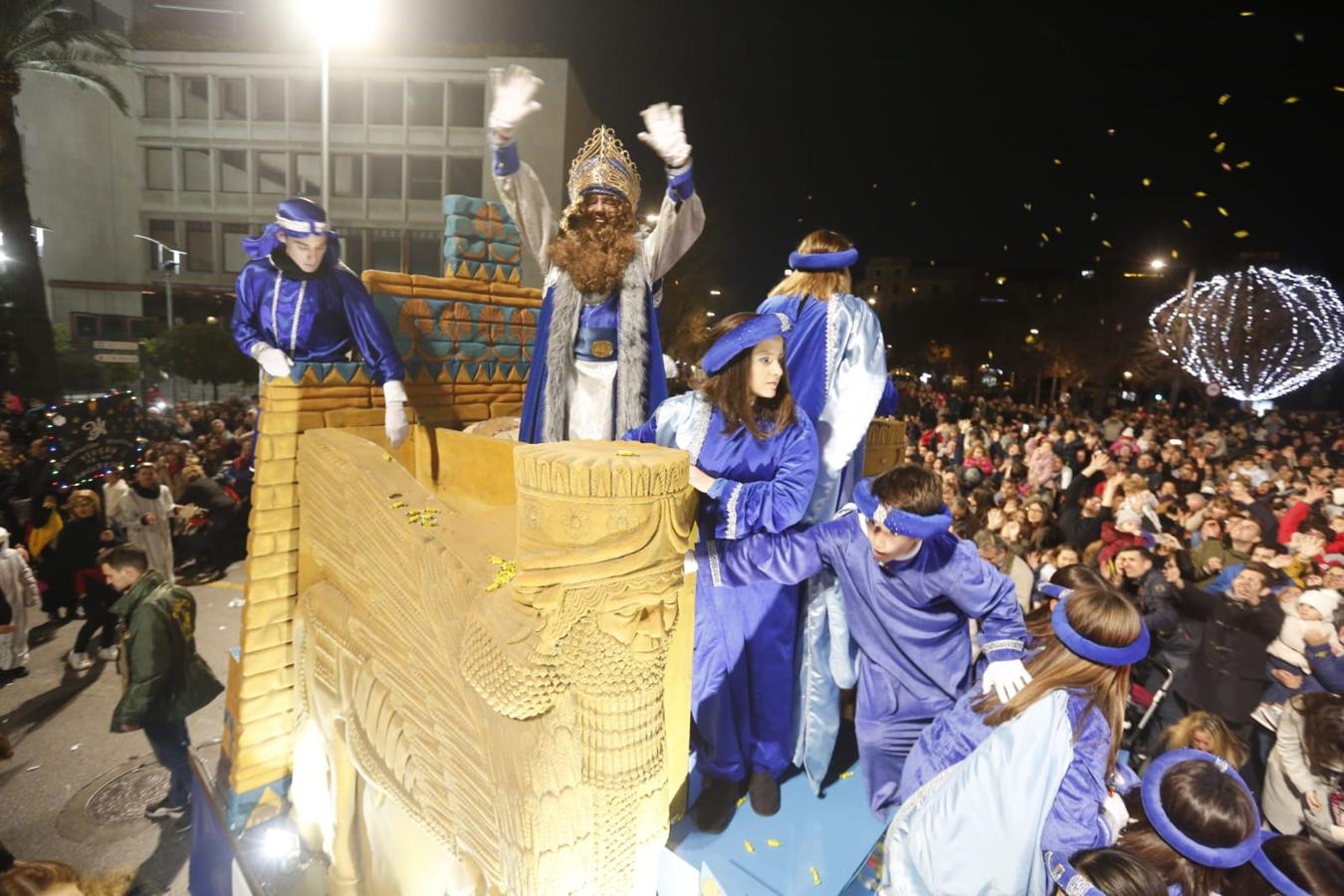 Fotos: La cabalgata de los Reyes Magos sale a las calles de Granada