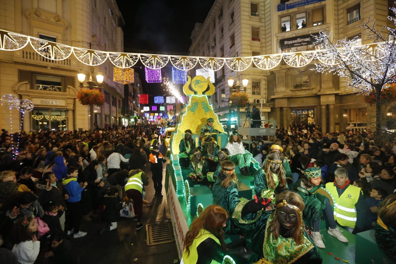 Fotos: La cabalgata de los Reyes Magos sale a las calles de Granada