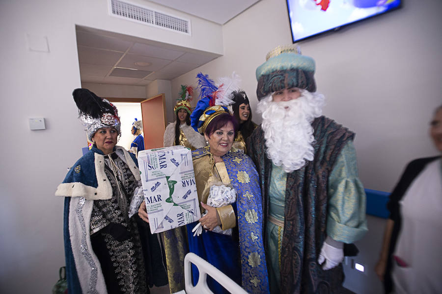 Melchor, Gaspar y Baltasar han hecho una parada en Pediatría antes de recorrer La Herradura