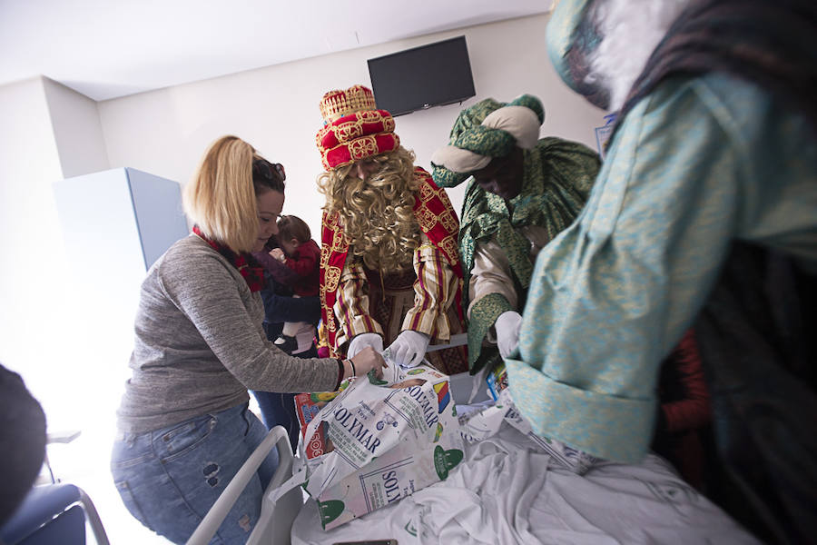 Melchor, Gaspar y Baltasar han hecho una parada en Pediatría antes de recorrer La Herradura