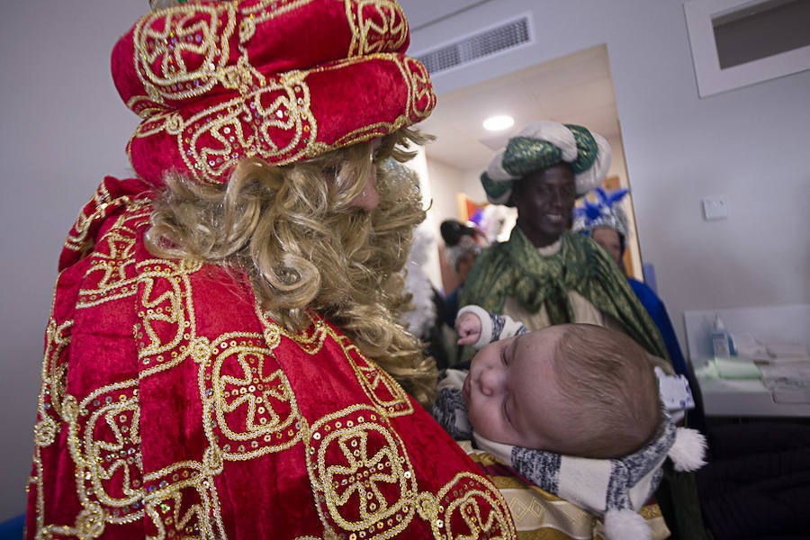 Melchor, Gaspar y Baltasar han hecho una parada en Pediatría antes de recorrer La Herradura
