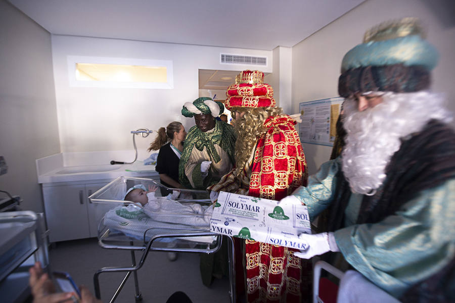 Melchor, Gaspar y Baltasar han hecho una parada en Pediatría antes de recorrer La Herradura