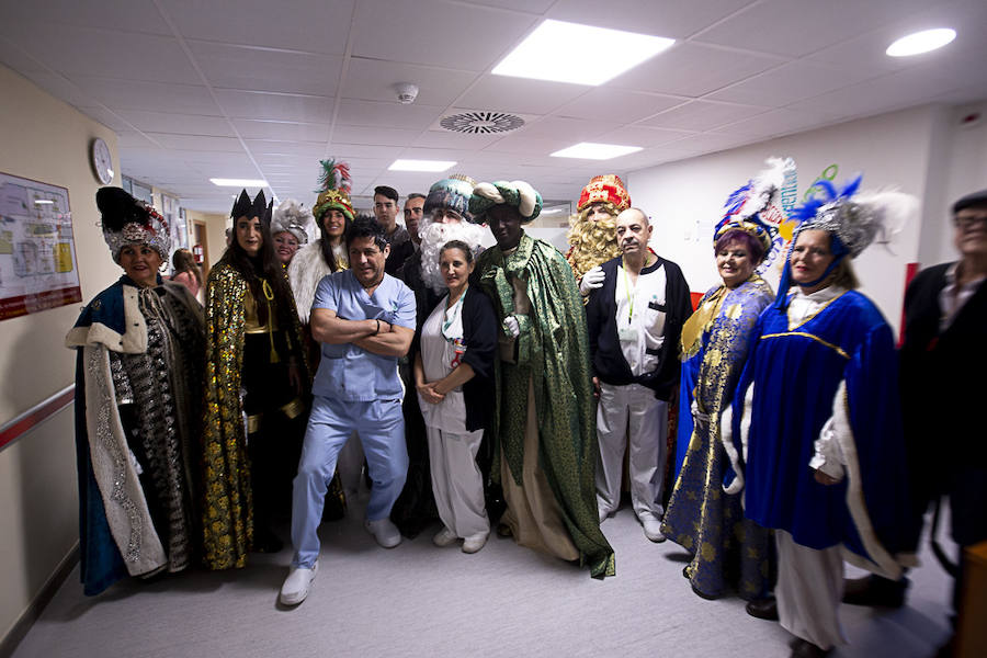 Melchor, Gaspar y Baltasar han hecho una parada en Pediatría antes de recorrer La Herradura