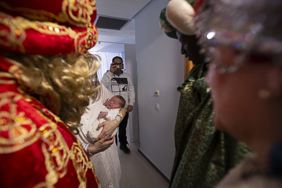 Melchor, Gaspar y Baltasar han hecho una parada en Pediatría antes de recorrer La Herradura