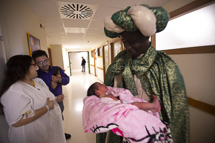 Melchor, Gaspar y Baltasar han hecho una parada en Pediatría antes de recorrer La Herradura