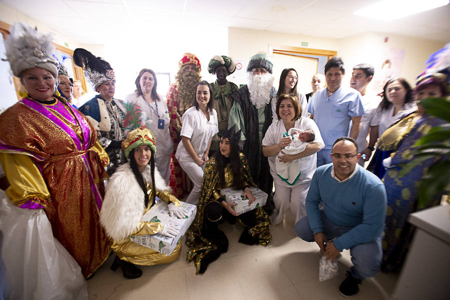 Melchor, Gaspar y Baltasar han hecho una parada en Pediatría antes de recorrer La Herradura