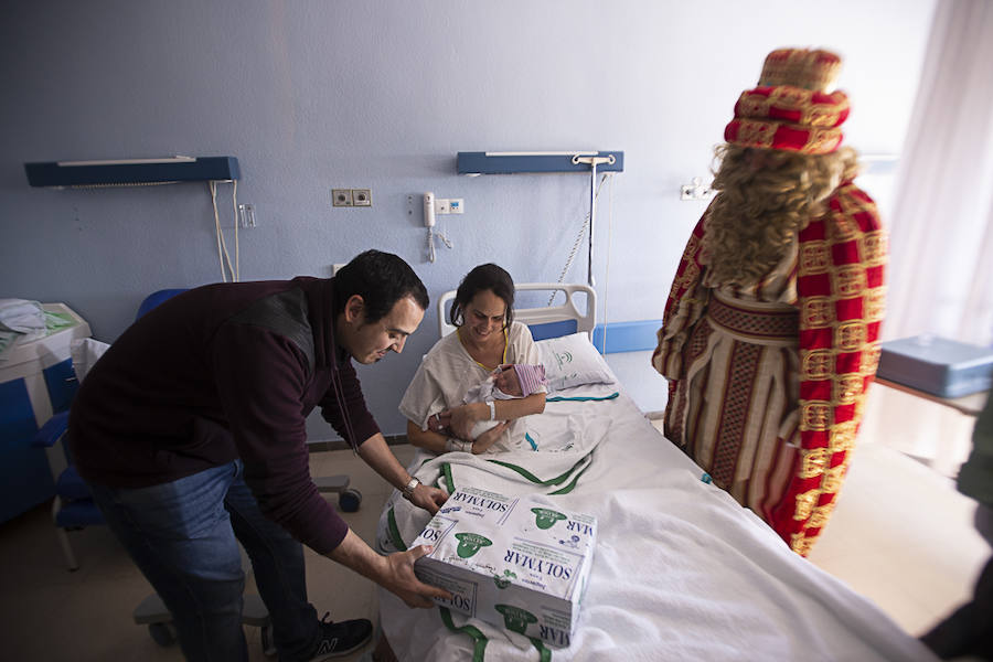 Melchor, Gaspar y Baltasar han hecho una parada en Pediatría antes de recorrer La Herradura