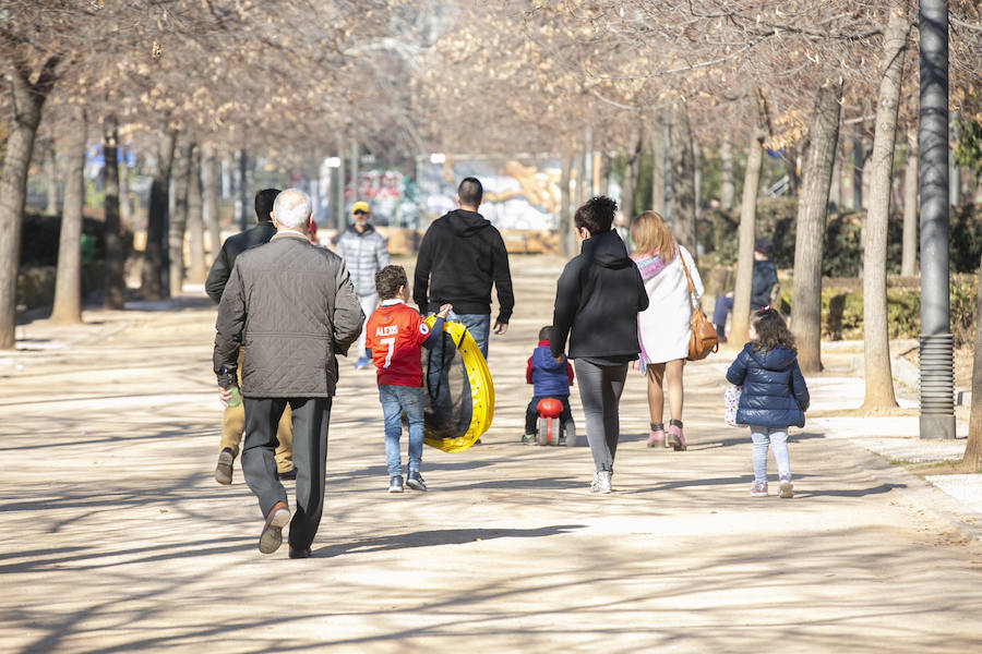 Ls calles y parques de la ciudad se llenan de niños en un día de tiempo inmejorable