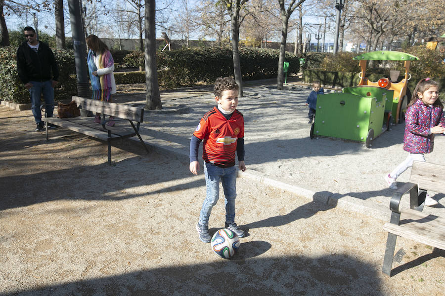 Ls calles y parques de la ciudad se llenan de niños en un día de tiempo inmejorable