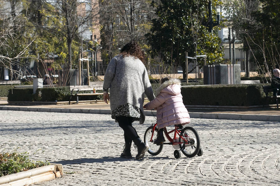 Ls calles y parques de la ciudad se llenan de niños en un día de tiempo inmejorable