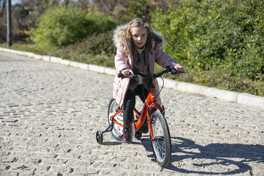 Ls calles y parques de la ciudad se llenan de niños en un día de tiempo inmejorable