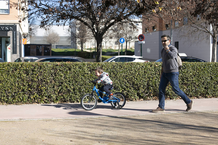Ls calles y parques de la ciudad se llenan de niños en un día de tiempo inmejorable