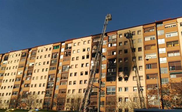 Bloque de pisos donde se produjo el incendio en Badalona. 