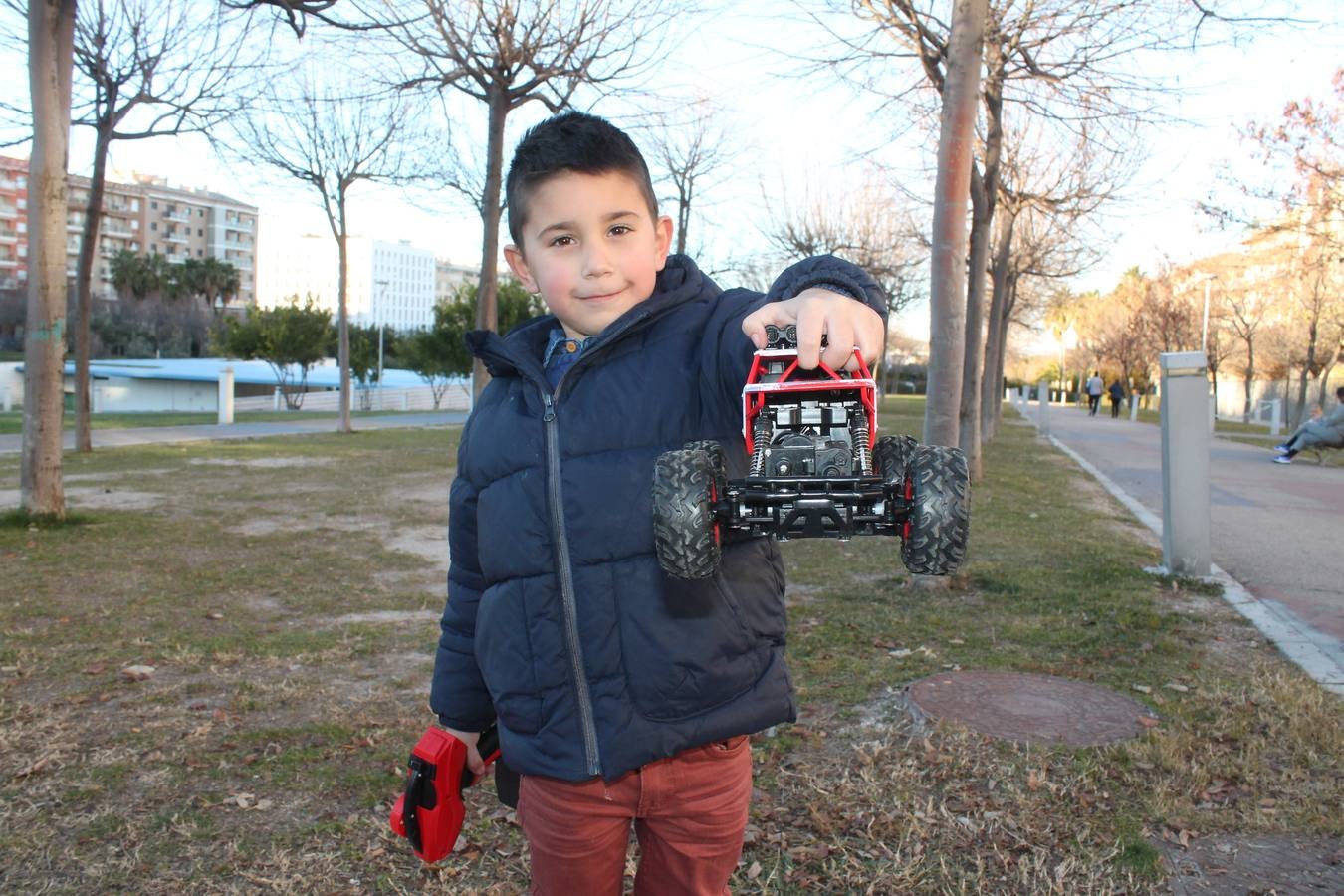 Melchor, Gaspar y Baltasar volvieron un año más a Jaén cargados de juguetes, tecnológicos, que han sido los reyes, y tradicionales; muchas familias salieron ayer a la calle, como al parque del Bulevar, para disfrutar de los regalos