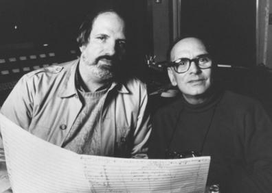 Imagen secundaria 1 - Ennio Morricone junto a tres directores con los que ha trabajado: Sergio Leone, que fue compañero suyo de colegio, Brian de Palma y Quentin Tarantino, gracias al que obtuvo su primer Oscar en 2016 por la banda sonora de 'Los odiosos ocho' (tenía otro Oscar honorífico de 2009).
