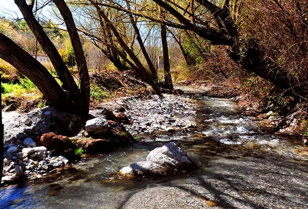 Las aguas del río Dúrcal se remansan bajo el puente de Lata, en la zona de los molinos.