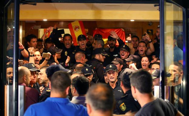 Policías alojados en un hotel de Pineda de Mar se congregan en el hall tras un escrache.