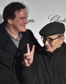 Imagen secundaria 2 - Ennio Morricone junto a tres directores con los que ha trabajado: Sergio Leone, que fue compañero suyo de colegio, Brian de Palma y Quentin Tarantino, gracias al que obtuvo su primer Oscar en 2016 por la banda sonora de 'Los odiosos ocho' (tenía otro Oscar honorífico de 2009).