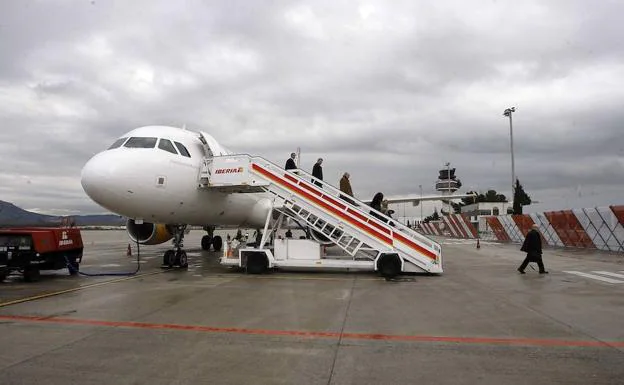 Pasajeros descienden de un avión de Iberia en el Aeropuerto de Granada.