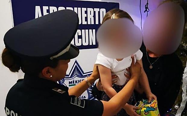 Fotografía cedida por la Policía Federal mexicana de una menor de edad de nacionalidad española que fue rescatada, por la Policía Federal en el Aeropuerto Internacional de Cancún (México), cuando su captora pretendía trasladarla a Turquía. 