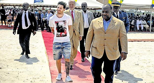 Alí Bongo inaugura con el futbolista Lionel Messi un estadio deportivo, en 2015. :: afp