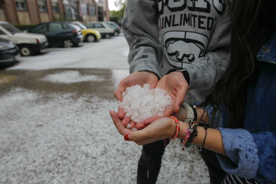 SEPTIEMBRE «Septiembre, o los ríos llena o el agua escasea». Comienza el mes con vientos y cielo despejado. Conforme avanza la primera semana bajan las temperaturas y crece la nubosidad, de forma que al final de la primera semana hay lluvias generalizadas del ábrego. Conforme avanzan los días, la lluvia amplía su marco geográfico y las precipitaciones pueden ser de granizo. A mediados de mes, habrá precipitaciones tormentosas sobre las sierras granadinas. Alrededor del día 18 cesan las lluvias momentáneamente, pues vuelven sobre el día 24 con una notable bajada de temperaturas y precipitaciones contundentes de agua, granizo y nieve sobre Granada, Sierra Nevada y zona Guadix. Alrededor del día 28, cesan las precipitaciones, pero sigue la inestabilidad hasta fin de mes.