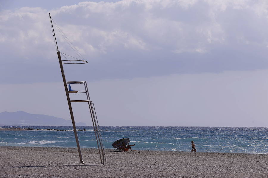AGOSTO «Llueva o no llueva, en agosto la Huerta riega». Comienza el mes despejado y caluroso. Al final de la primera semana llegan vientos de Levante, que después cambiarán a vientos del suroeste. Aumenta la nubosidad en Sierra Nevada, pudiendo dejar alguna precipitación, que a mediados de mes puede ser generalizada. La segunda quincena será seca y calurosa, con vientos abrasivos.