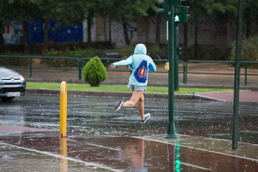 JUNIO «Por San Antonio, el granizo amenaza tu patrimonio». Comienza el mes despejado y con temperaturas más bajas de lo normal para la época con algo de viento. Al final de la primera semana hay riesgo de precipitaciones por Sierra Nevada, zona Alpujarra y el sur de la provincia. Precipitaciones que alrededor de los días 10 y 11 pueden ser de granizo sobre Sierra Nevada y zona Guadix. A mediados de mes, las precipitaciones de agua y/o algo más, serán generalizadas. Puede entrar el verano con vientos y precipitaciones sobre nuestras sierras. El tiempo seguirá incierto y bochornoso hasta fin de mes. [Notala festividad del Corpus Christi, es el día 20 de junio].