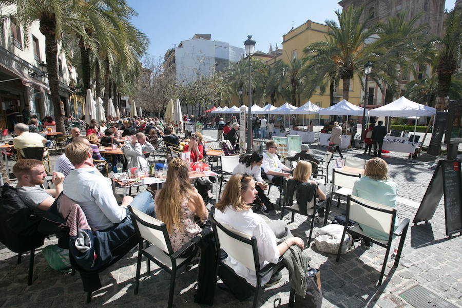 MAYO «Mayo caliente y lluvioso, ofrece bienes copiosos». Comienza el mes con temperatura agradable y cielo despejado. Al final de la primera semana hay un intento de cambio de tiempo, con vientos del sur/suroeste que pueden traer precipitaciones generalizadas en toda la provincia de Granada. A partir del día 20, bajan las temperaturas y tendremos tiempo incierto. Será revuelto generalizado hasta casi fin de mes.