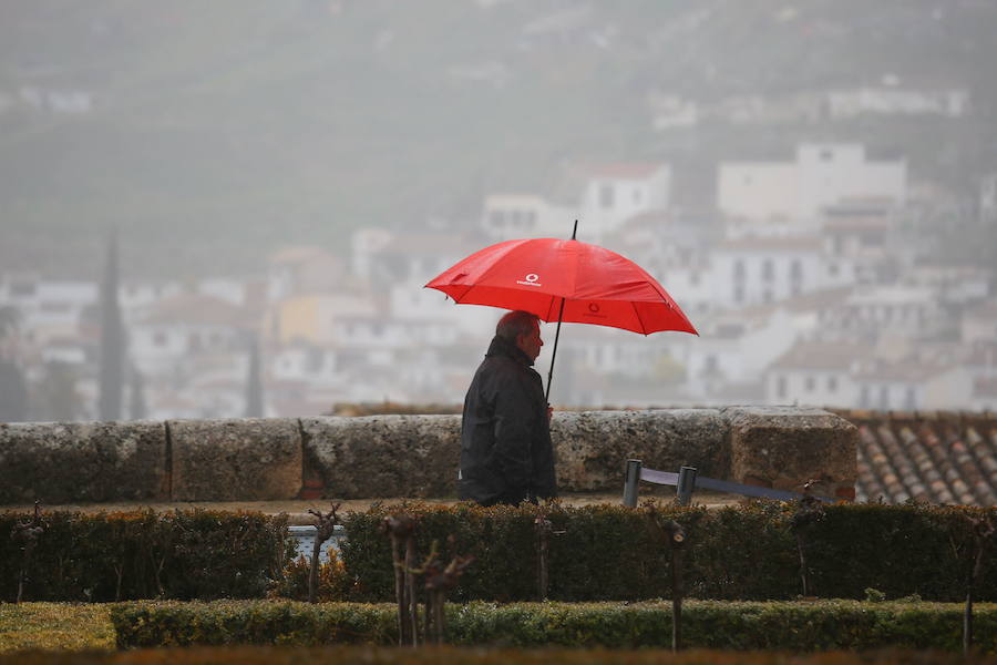 OCTUBRE «En octubre, agua del 10 al 20, para todos es conveniente». Comienza el mes con nubes y claros. Con una temperatura más fresca de lo normal para la época. Al final de la primera decena llegan los vientos y precipitaciones generalizadas sobre Granada y su provincia. Estas precipitaciones, pueden intensificarse a mediados de mes. Alrededor del día 19 ó 20, comienza a cambiar el tiempo, pero sigue incierto y las temperaturas seguirán bajando hasta fin de mes.