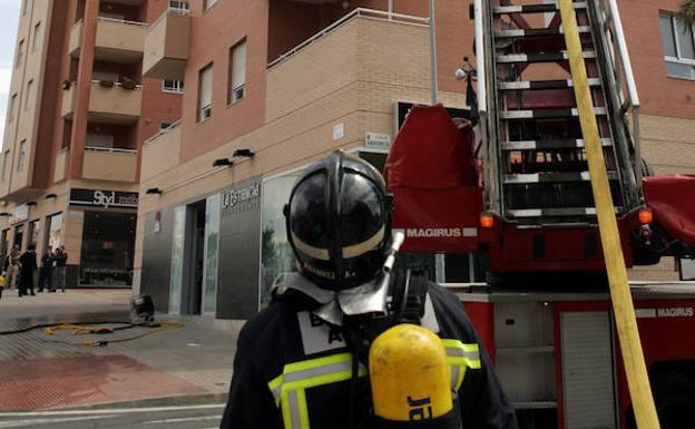 Imagen de archivo de la actuación de los bomberos de Almería en un incendio.