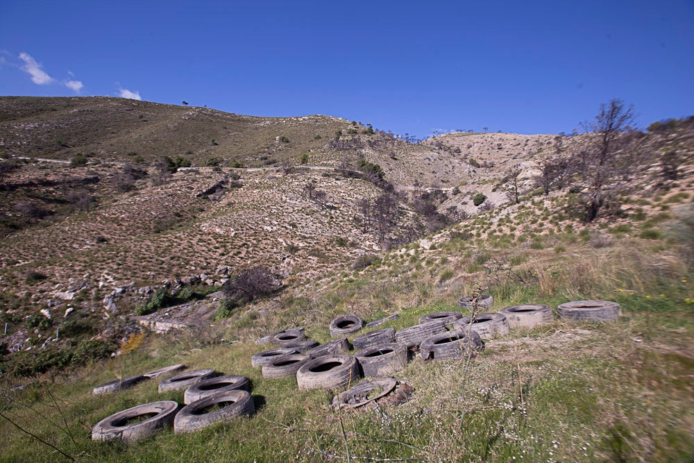 El año pasado voluntarios sacaron 800 ruedas de los acantilados de Castell, un caso flagrante. El Seprona advierte que realizará apostaderos para buscar a los autores