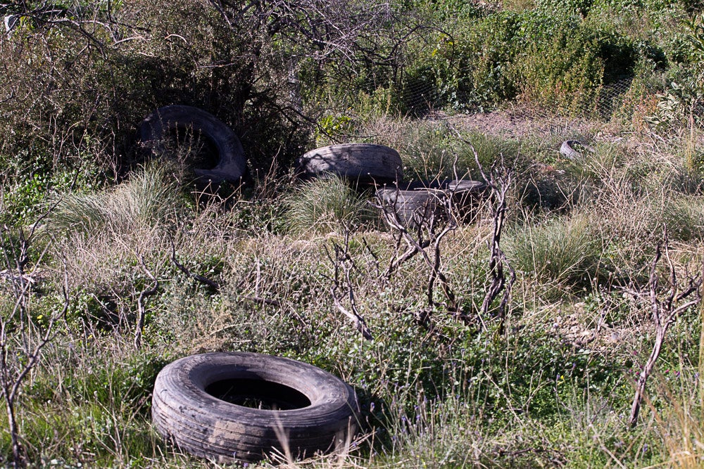 El año pasado voluntarios sacaron 800 ruedas de los acantilados de Castell, un caso flagrante. El Seprona advierte que realizará apostaderos para buscar a los autores